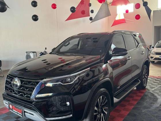 TOYOTA HILUX SW4 2.8 D-4D TURBO DIESEL SRX 4X4 AUTOMÁTICO TOYOTA HILUX SW4 2.8 D-4D TURBO DIESEL SRX 4X4 AUTOMÁTICO